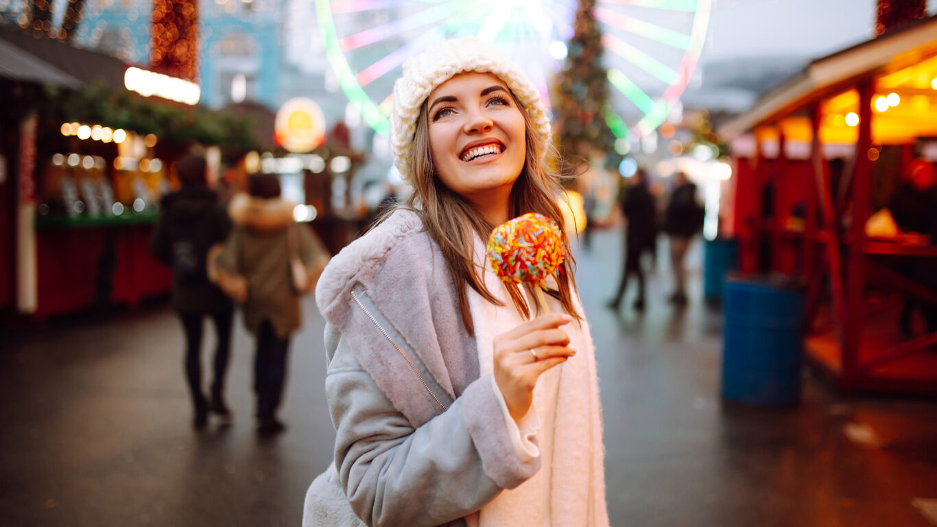 xmas-woman-with-caramel-apple