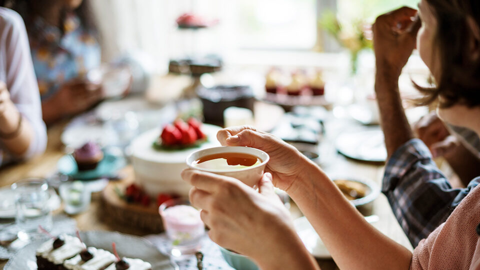 friends-gathering-teatime